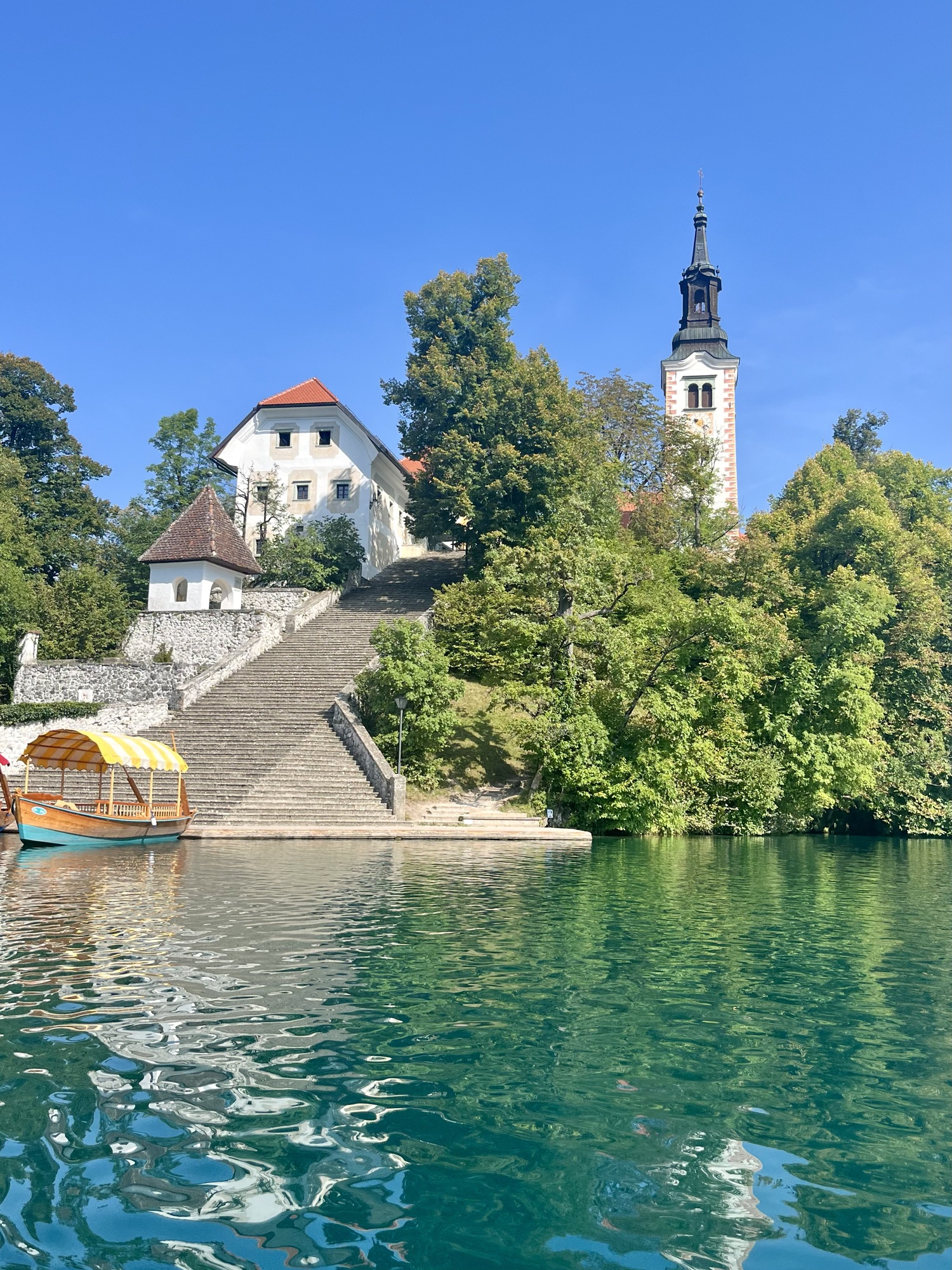 arriving by Pletna to the island on lake Bled